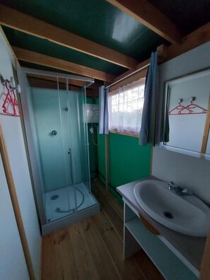 Bathroom - ZEcamping 3* pataugeoire piscine locatif 29m2 6 pers (Saint-Projet)