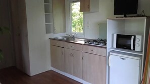 Fridge, microwave, stovetop - ZEcamping 3 étoiles pataugeoire locatif TV BBQ 32m2 (La Souterraine)