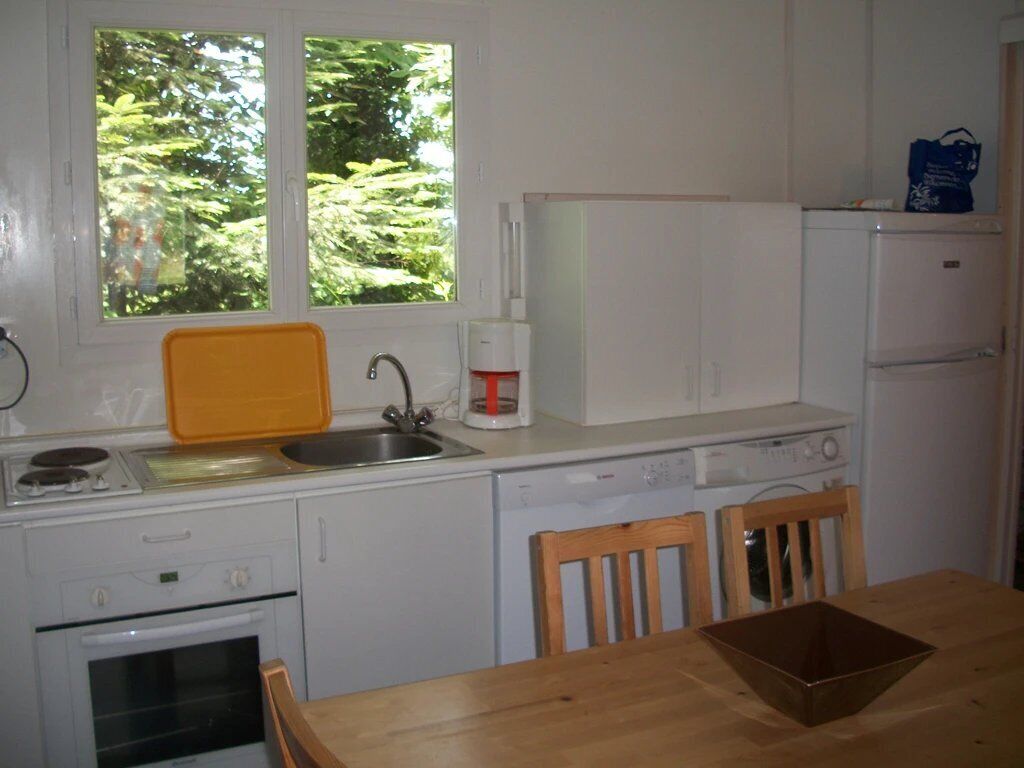 Réfrigérateur, micro-ondes, plaque de cuisson, lave-vaisselle