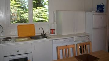 Réfrigérateur, micro-ondes, plaque de cuisson, lave-vaisselle