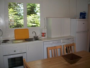 Réfrigérateur, micro-ondes, plaque de cuisson, lave-vaisselle