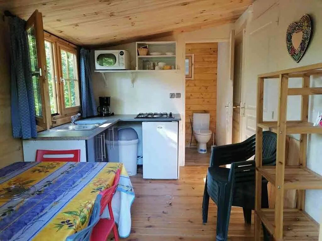 Een koelkast, een kookplaat, een broodrooster