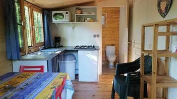 Een koelkast, een kookplaat, een broodrooster