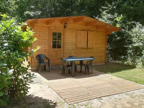 Eine Holzdiele mit einer Terrasse und einem Tisch mit Stühlen.