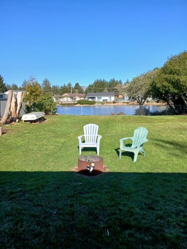 Peaceful canal front home in Ocean Shores, away from chaos, close to beach. Dogs