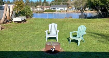 Peaceful canal front home in Ocean Shores, away from chaos, close to beach. Dogs