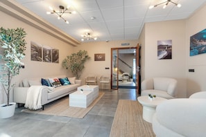 Lobby sitting area - Hotel Boli Keflavik (Reykjanesbaer)