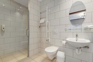 Economy kamer, 1 twee- of 2 eenpersoonsbedden, niet-roken | Badkamer | Een douche, een haardroger, handdoeken
