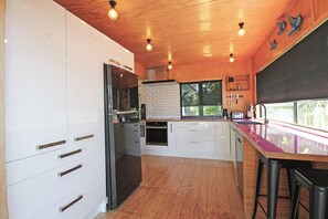 Fridge, microwave, dishwasher, coffee/tea maker - Fun Times in Fitzroy - New Plymouth Beach Escape (New Plymouth)