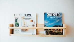 A wooden shelf with two books titled 'HOME' and 'CÔTESUD MENTON'. - Perfect 1-bedroom condo with AC in peaceful Saint-Paul-de-Vence (Saint-Paul-de-Vence)