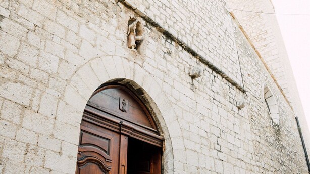 A stone building with a wooden door and a small window. - Perfect 1-bedroom condo with AC in peaceful Saint-Paul-de-Vence (Saint-Paul-de-Vence)