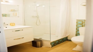 A bathroom with a glass-enclosed shower, a white sink, and a toilet. - Perfect 1-bedroom condo with AC in peaceful Saint-Paul-de-Vence (Saint-Paul-de-Vence)