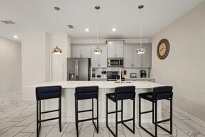 Coffee/tea maker, fridge, microwave, oven - 4 Bedrooms/ 3 Bathrooms/ Champions Gate (408 OC) (Davenport)