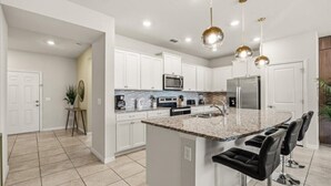 Coffee/tea maker, fridge, microwave, oven - 5 BD/ 4.5 BA Windsor Island (987 PD) (Davenport)