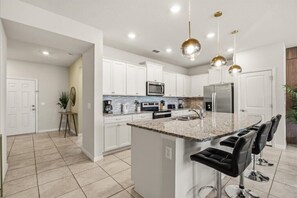 Coffee/tea maker, fridge, microwave, oven - 5 BD/ 4.5 BA Windsor Island (987 PD) (Davenport)