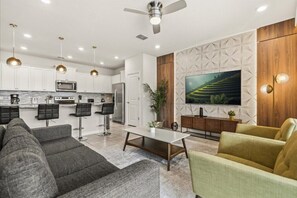 TV - 5 BD/ 4.5 BA Windsor Island (987 PD) (Davenport)