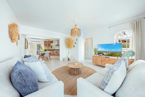 TV - Mango Villa 3BR with Big Pool by Signature Stays (Noord)
