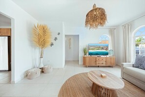 TV - Mango Villa 3BR with Big Pool by Signature Stays (Noord)