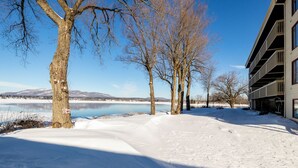Schneeverdeckte Landschaft mit einem Gebäude und Bäumen.