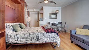 Ein Schlafzimmer mit Bett, Deckenventilator, Schreibtisch und Stuhl.