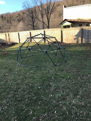 Property grounds - Charming 1 bedroom apartment with AC in quaint Roscoe (Roscoe)