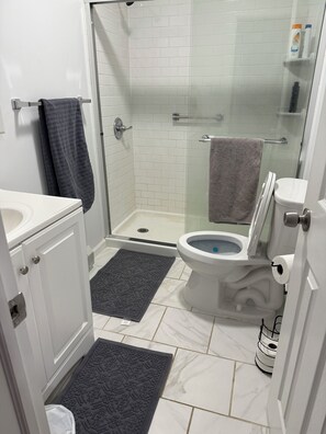 Bathroom - Charming 1 bedroom apartment with AC in quaint Roscoe (Roscoe)