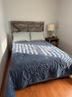 Iron/ironing board, travel cot, WiFi, bed sheets - Charming 1 bedroom apartment with AC in quaint Roscoe (Roscoe)