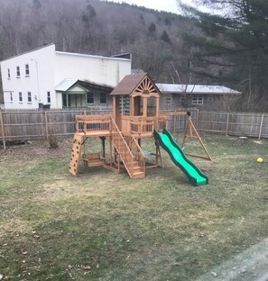 Children's area - Charming 1 bedroom apartment with AC in quaint Roscoe (Roscoe)