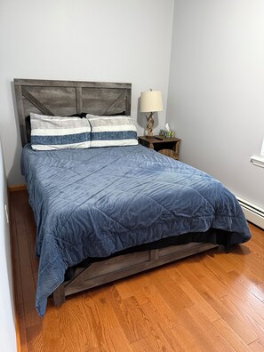 Room - Charming 1 bedroom apartment with AC in quaint Roscoe (Roscoe)