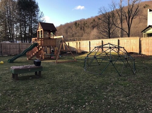 Charming 1 bedroom apartment with AC in quaint Roscoe