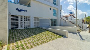 Un edificio moderno con un letrero que dice "Ocean Blue".