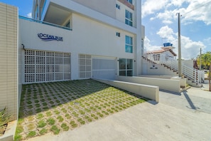 A modern building with a sign reading "Ocean Blue". - Ocean Blue #05 - Studio With Pool by Carpediem (Ipojuca)