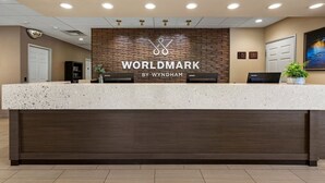 En receptionsdisk med logotypen för ”WORLDMARK BY WYNDHAM” och en dator från Lenovo.