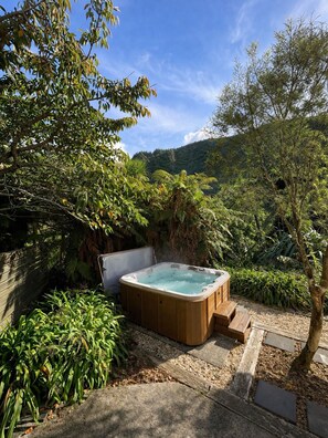 Outdoor spa tub - Private countryside retreat with outdoor spa, river access and orchard (Upper Hutt)
