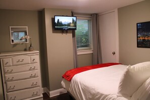 2 quartos, escrivaninha, ferros/tábuas de passar roupa, berço de viagem