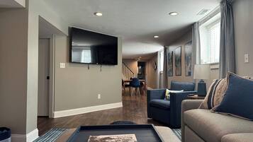 TV connectée, livres, espaces bureaux