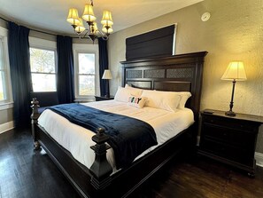 5 Schlafzimmer, Schreibtisch, Bügeleisen/Bügelbrett, Reisekinderbett
