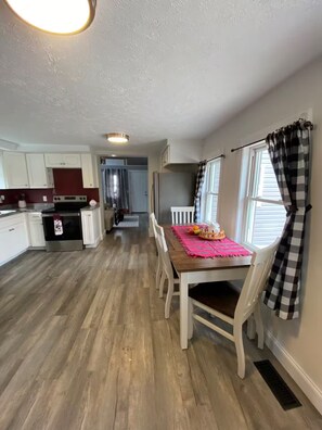 Dining - Buckeye Cottage (Willard)