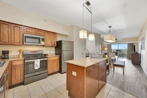 Coffee/tea maker, fridge, microwave, oven - Spacious 2B Resort Condo only 8 minutes to Disney! (Orlando)