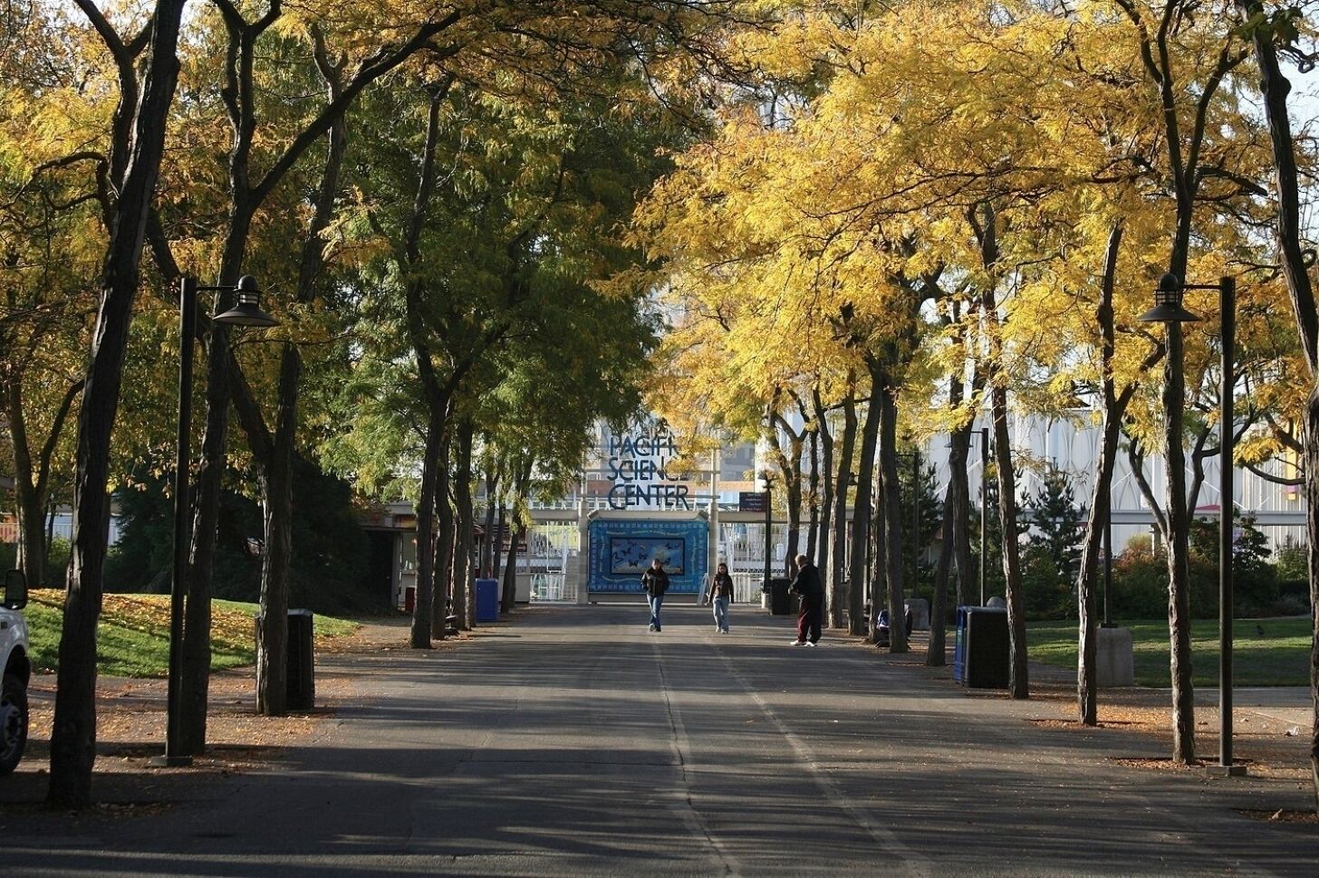 Un sendero bordeado de árboles y un cartel que indica el Centro de Ciencias.