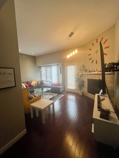 Cozy Room With Private Washroom Conveniently Located On West Hamilton Mountain