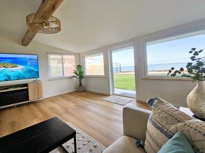 Living area - Oceanfront house in charming Ewa Beach with AC (Ewa Beach)