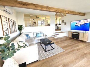 Living area - Oceanfront house in charming Ewa Beach with AC (Ewa Beach)