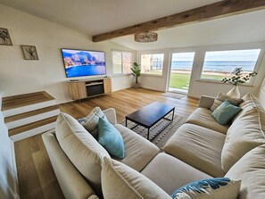 Living area - Oceanfront house in charming Ewa Beach with AC (Ewa Beach)