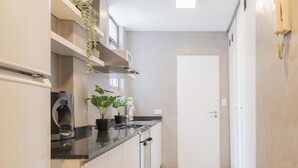 Apartment, City View | Private kitchen | Fridge, microwave, oven, stovetop - MOT Laprida (Buenos Aires)