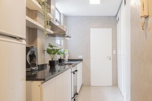 Apartamento conforto, vista para a cidade | Cozinha privada | Geladeira, micro-ondas, fogão, cooktop