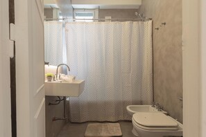 Apartment, Stadtblick | Badezimmer | Kostenlose Toilettenartikel, Haartrockner, Handtücher, Seife