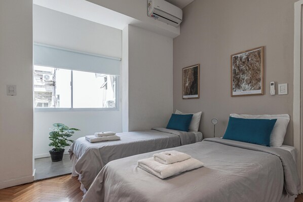 Apartment, Stadtblick | Schreibtisch, laptopgeeigneter Arbeitsplatz, Verdunkelungsvorhänge