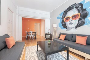 Apartamento conforto, vista para a cidade | Área de estar