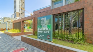 Moderni rakennus, jonka yläpuolella on kyltti, jossa lukee: ”Palácio Boa Vista 1297”.